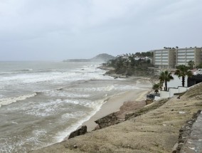 热带风暴伊莱安娜向洛斯卡沃斯度假胜地移动，带来暴雨